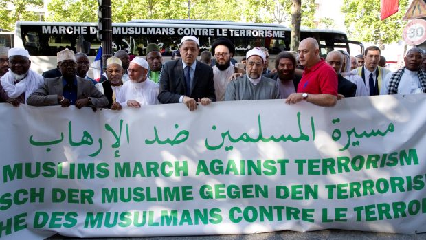 Asi 30 muslimských učenců a zástupců dalších náboženských komunit vyrazilo protestovat proti terorismu.