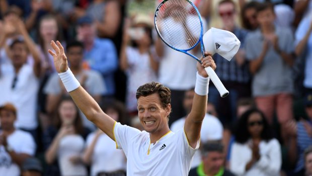 Tomáš Berdych se raduje z postupu do čtvrtfinále Wimbledonu.