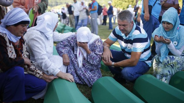 Lidé truchlí v Potočari blízko Srebrenice při bohřbu nově identifikovaných obětí srebrenického masakru