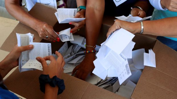 Sčítání hlasovacích lístků v Caracasu. Venezuelané v referendu rozhodovali o tom, zda by armáda měla bránit stávající ústavu a jestli by do příštího roku měli být nové volby