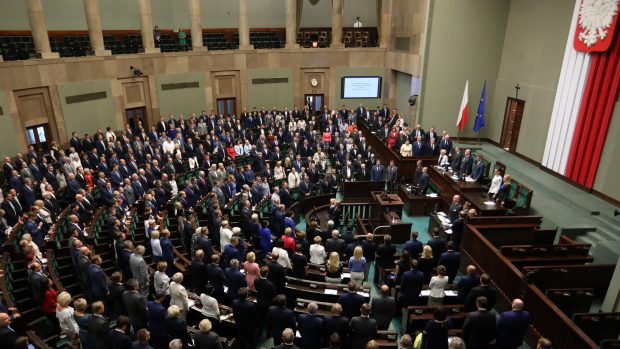 Sejm projednává změny v soudnictví. Vládní strana Právo a spravedlnost (PiS) chce ve zrychlené podobě prosadit zákon o nejvyšším soudu