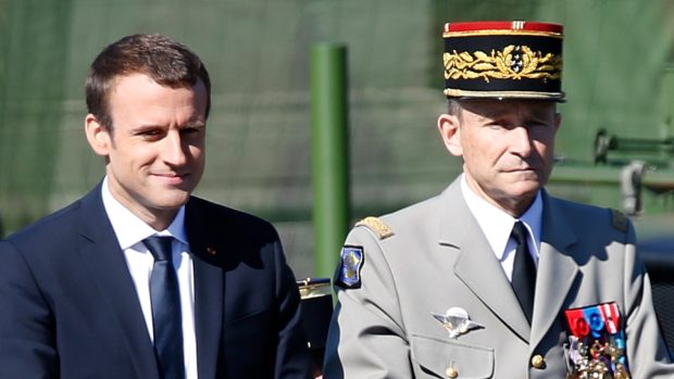 Francouzský prezident Emanuel Macron a šéf francouzské armády, generál Pierre de Villiers, na sváteční vojenské přehlídce (snímek ze 14. července 2017).