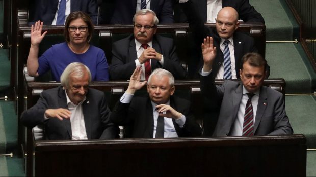 Schváleno - Právo a spravedlnost v Sejmu schválilo kritizovanou reformu nejvyššího soudu. Veprostřed předseda strany Jarosław Kaczyński, vpravo ministr vnitra Mariusz Błaszczak