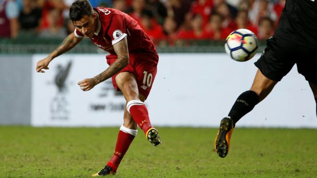 Brazilec Philippe Coutinho během přípravného utkání s Leicesterem City.