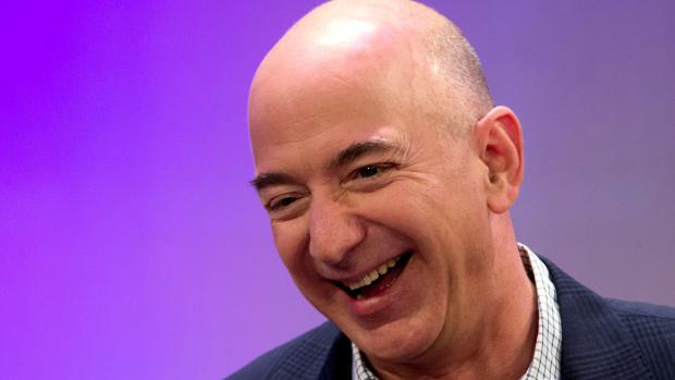 Třiapadesátiletý zakladatel internetového obchodu Amazon Jeff Bezos.