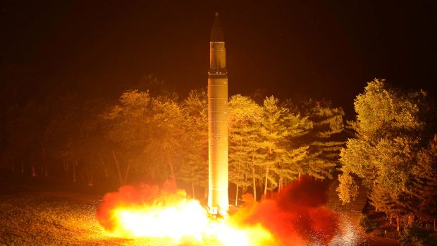 Start severokorejské mezinárodní balistické rakety (ICBM) Hwasong-14 (nedatovaný snímek zveřejněný severokorejskou agenturou KCNA 29. července 2017).