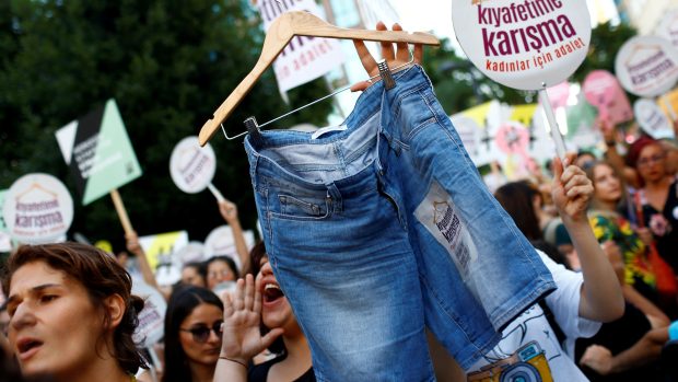 Nepleťte se mi do mého oblečení. Podobný protest se konal také v červenci (foto z Istanbulu)