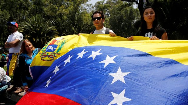 Protestující drží venezuelskou vlajku během demonstrací proti volbám do nového Ústavodárného shromáždění