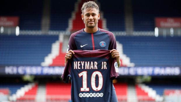 Brazilec Neymar s novým dresem PSG