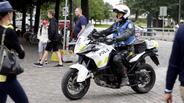 Finští policisté hlídkují po incidentu v Turku v centru Helsinek