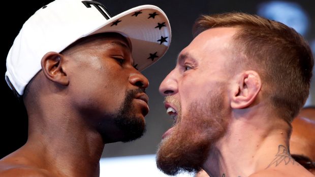 Floyd Mayweather Jr. a Conor McGregor při vážení