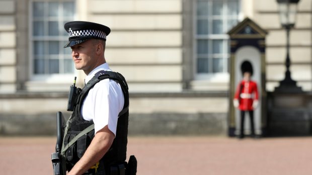 Policista před Buckinghamským palácem. Ilustrační foto.