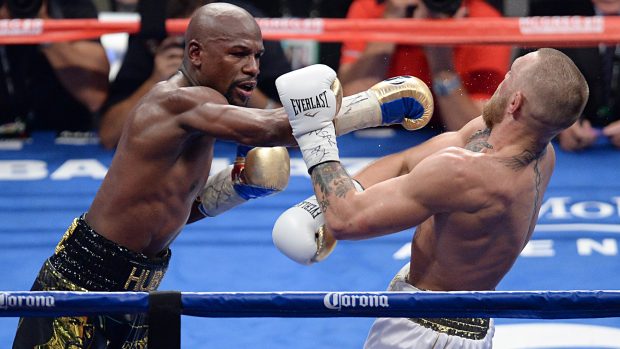 Americký boxer Floyd Mayweather (vlevo) zůstal neporažen v padesátém zápase profesionální kariéry, v Las Vegas porazil Conora McGregora.