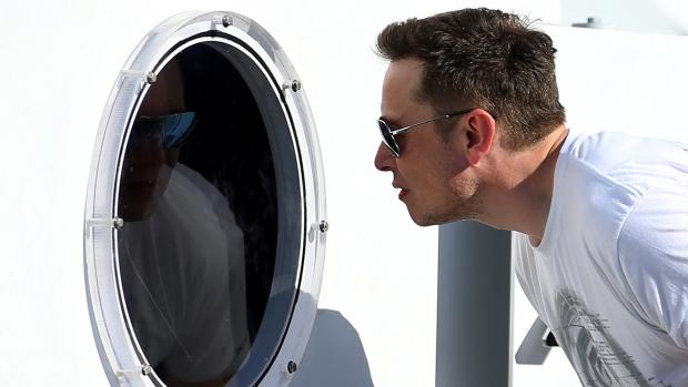 Americký podnikatel a vizionář Elon Musk se dívá do vysokorychlostního transportního systému Hyperloop