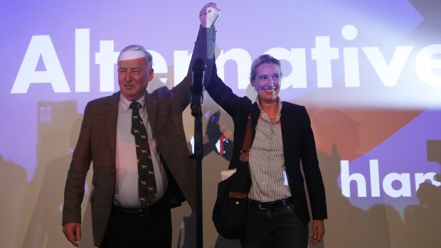 Lídři protiimigrantské AFD Alexander Gauland a Alice Weidel. Radikální pravice se do parlamentu dostala poprvé od druhé světové války