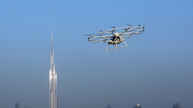 Záběr na letící dron, který by mohl sloužit jako taxi