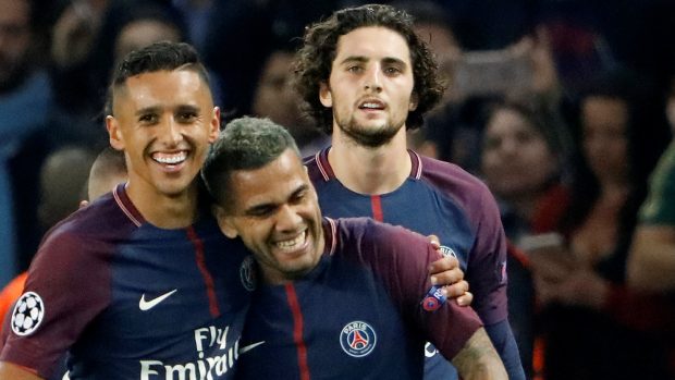 Fotbalisté PSG oslavují první gól proti Bayernu, který vstřelil Dani Alves.