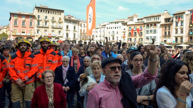 K protestujícím se v Katalánsku připojili i hasiči.