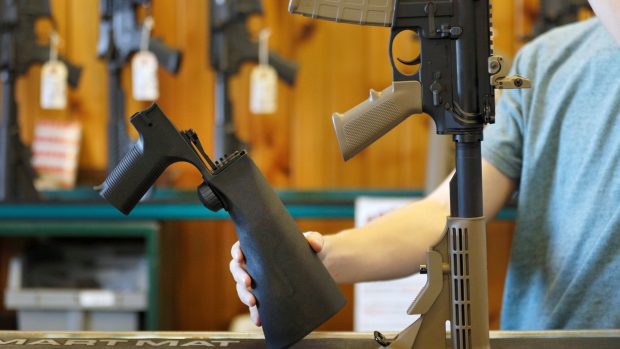 Zařízení bump stock, které umožňuje upravit poloautomatickou zbraň na plně automatickou a které tak zajišťuje rychlejší střelbu, je oblíbenou novinkou především mezi nadšenci na YouTube, kteří hledají způsob, jak simulovat palbu samopalu.