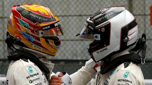 Jezdci Mercedesu Lewis Hamilton (vlevo) a Valtteri Bottas