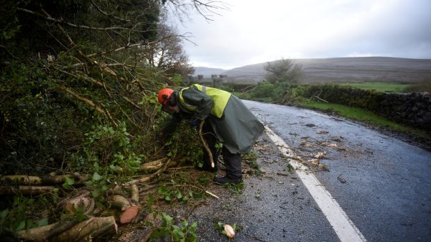 Irsko i Skotsko sčítají škody po řádění bouře Ophelia.