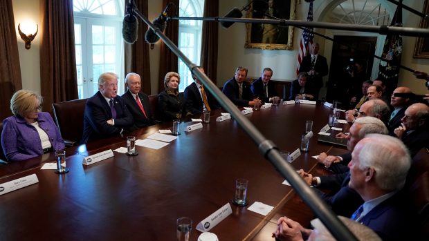 Donald Trump a jeho tým na setkání s členy senátního výboru pro finance