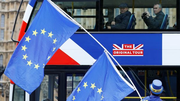 Protestující proti brexitu před britským parlamentem