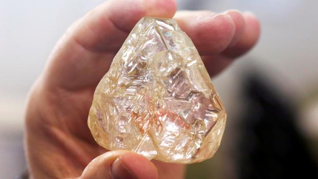 V New Yorku se dražil 709karátový drahý kámen zvaný Peace Diamond, tedy diamant míru.