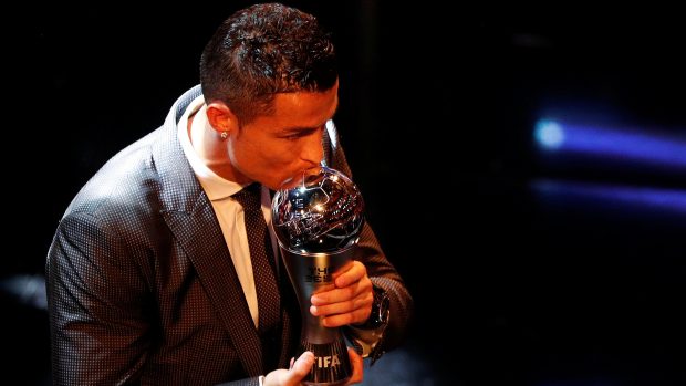 Cristiano Ronaldo s trofejí pro nejlepšího hráče