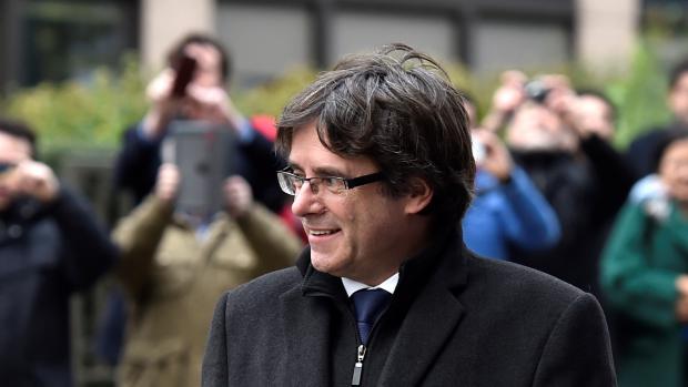 Sesazený katalánský premiér Carles Puigdemont při příchodu na tiskovou konferenci v Bruselu