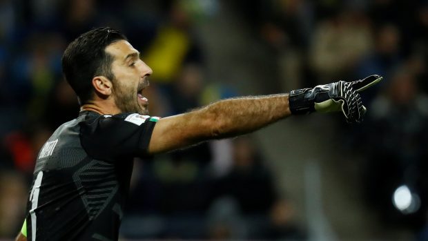 Gianluigi Buffon v úvodním barážovém zápase se Švédskem