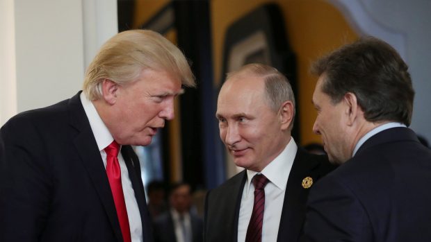 Americký prezident Donald Trump (vlevo) a jeho ruský protějšek Vladimír Putin (uprostřed) na summitu APEC ve vietnamském Danangu