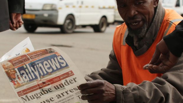 Domácí vězení prezidenta Mugabeho na titulní stránce zimbabwských novin: Harare, 16. listopadu.