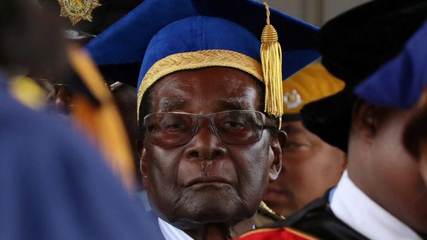 Mugabe se na veřejnosti objevil jen v pátek na promoci studentů univerzity, v jejímž čele stojí.