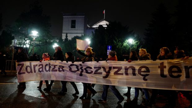 Desítky lidí před Sejmem protestovaly proti reformám v soudnictví