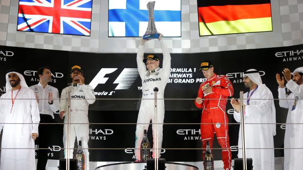 Fin Valtteri Bottas (uprostřed) vyhrál poslední letošní závod formule 1.