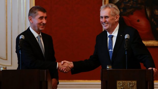 Miloš Zeman gratuluje premiérovi Andreji Babišovi k nové vládě