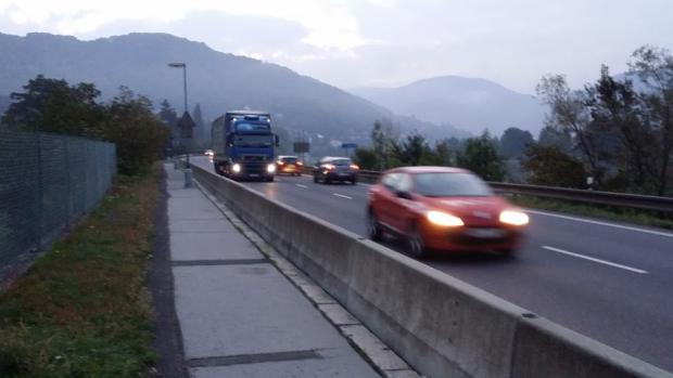 Doposud byl provoz sveden kvůli nestabilnímu svahu do dvou jízdních pruhů.