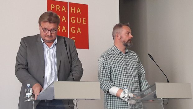 Radní Daniel Hodek z ČSSD a pověřený šéf pražských hřbitovů Karel Kobliha.