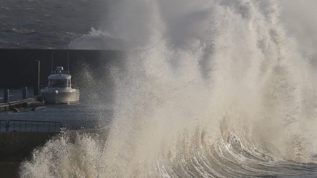 Vysoké vlny u přístavu na západě Francie během bouře Carmen