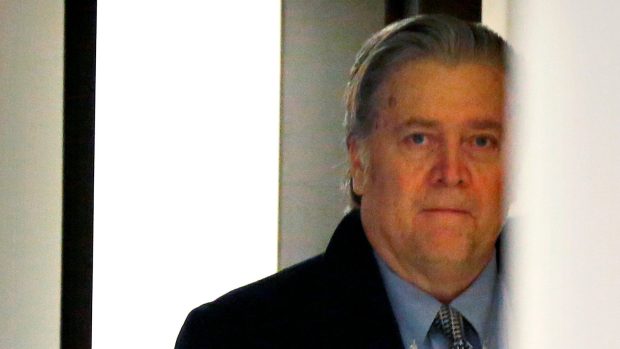 Stephen Bannon přichází na slyšení v Kongresu kvůli údajnému ruskému vměšování do předloňských amerických prezidentských voleb.