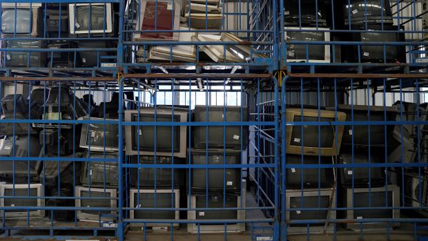 Televize připravené na recyklaci v Číně