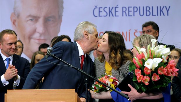 Leden 2018: Miloš Zeman podruhé zvítězil v prezidentské volbě. Na snímku mu blahopřeje dcera Kateřina