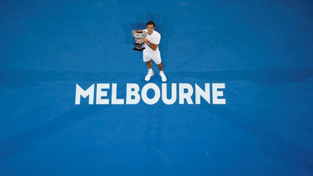 Roger Federer s trofejí pro vítěze Australian Open