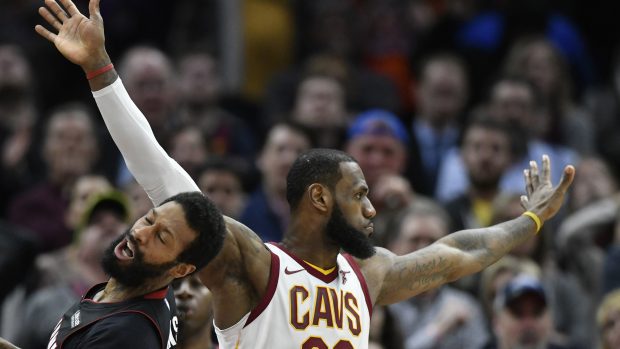 Lebron James v posledních sekundách ubránil Jamese Johnsona