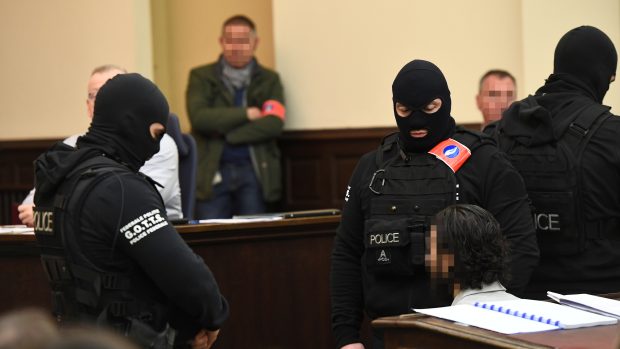Policisté okolo Abdeslama v soudní síni
