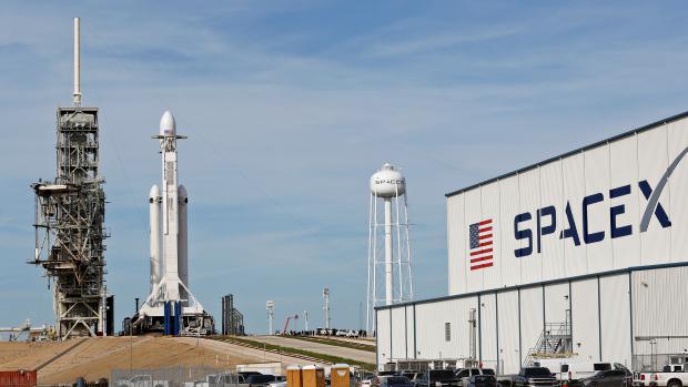 Raketa Falcon Heavey společnosti Space X před startem