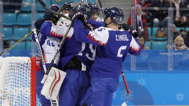 Slovenští hokejisté se radují z vítězství nad Olympijskými sportovci z Ruska.