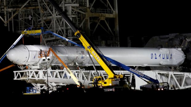 Raketa Falcon 9 od společnosti SpaceX připravená na start