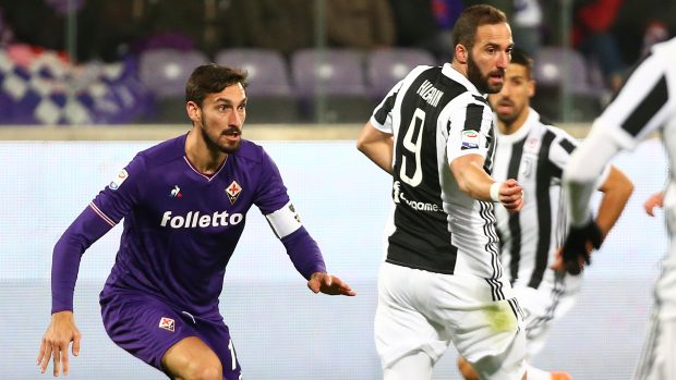 Davide Astori (vlevo) při zápase Fiorentiny proti Juventusu na konci února